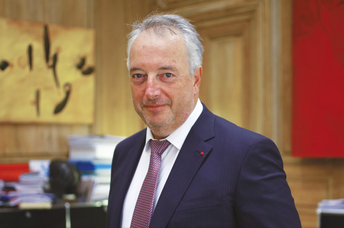 BastionMediaFR's tweet photo. 🔴🇫🇷 𝗙𝗟𝗔𝗦𝗛 𝗜𝗡𝗙𝗢 — Condamné par la justice pour abus de biens sociaux, le promoteur immobilier Christian Terrassoux a pourtant été promu au grade de COMMANDEUR DE L’ORDRE NATIONAL DU MÉRITE, une distinction particulièrement rare.

Il a été reconnu coupable d’avoir fait supporter à sa société l’achat et la rénovation de sa résidence secondaire à Ramatuelle, pour un montant d’environ 4,3 MILLIONS €, ainsi que de s’être versé 75 000 € depuis les comptes de son entreprise.

Déjà condamné en 2014 pour des faits similaires, Christian Terrassoux est également mis en examen dans l’affaire visant Thierry Solère, conseiller officieux de l’actuel Premier ministre, Sébastien Lecornu.

Les enquêteurs ont identifié deux versements totalisant 340 000 € au profit de Thierry Solère.

Le grade de commandeur est une distinction particulièrement rare, limitée à 95 nominations par an. Christian Terrassoux était la seule personnalité promue à ce grade dans le contingent du ministère du Logement en mai 2026.

Le cabinet du ministre du Logement, Vincent Jeanbrun, affirme que l’ensemble des avis des services de l’État était « compatible, sans réserve » avec cette décoration et dément toute intervention des services du Premier ministre.

En 2021, Sébastien Lecornu, alors ministre des Outre-mer, avait également décoré l’épouse de Christian Terrassoux, Katia Terrassoux, au grade de chevalier de l’ordre national du Mérite.

Sollicité par Mediapart, le cabinet de Sébastien Lecornu n’a pas répondu.

(Source : Mediapart)