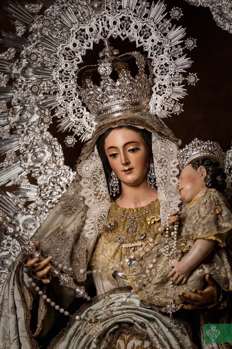 Hdad_Macarena's tweet photo. Como cada día, a las doce, rezamos el Ángelus para invocar y poner todas nuestras intenciones ante Nuestra Bendita Madre.

El ángel del Señor anunció a María. Y concibió por obra y gracia del Espíritu Santo.

(Dios te salve, María...)

He aquí la esclava del Señor. 
Hágase en mí según tu palabra.

(Dios te salve, María...)

Y el Verbo de Dios se hizo carne. 
Y habitó entre nosotros.

(Dios te salve, María...)

Ruega por nosotros, Santa Madre de Dios, para que seamos dignos de alcanzar las promesas de Jesucristo.

Oremos 🙏🏻
Oh Padre, Infunde en nuestra alma tu gracia. Tú, que en la anunciación del Ángel nos has revelado la encarnación de tu Hijo, por su pasión y su cruz condúcenos a la gloria de la resurrección. Por Cristo, Nuestro Señor. Amén.

📸 @YUSTEfotos