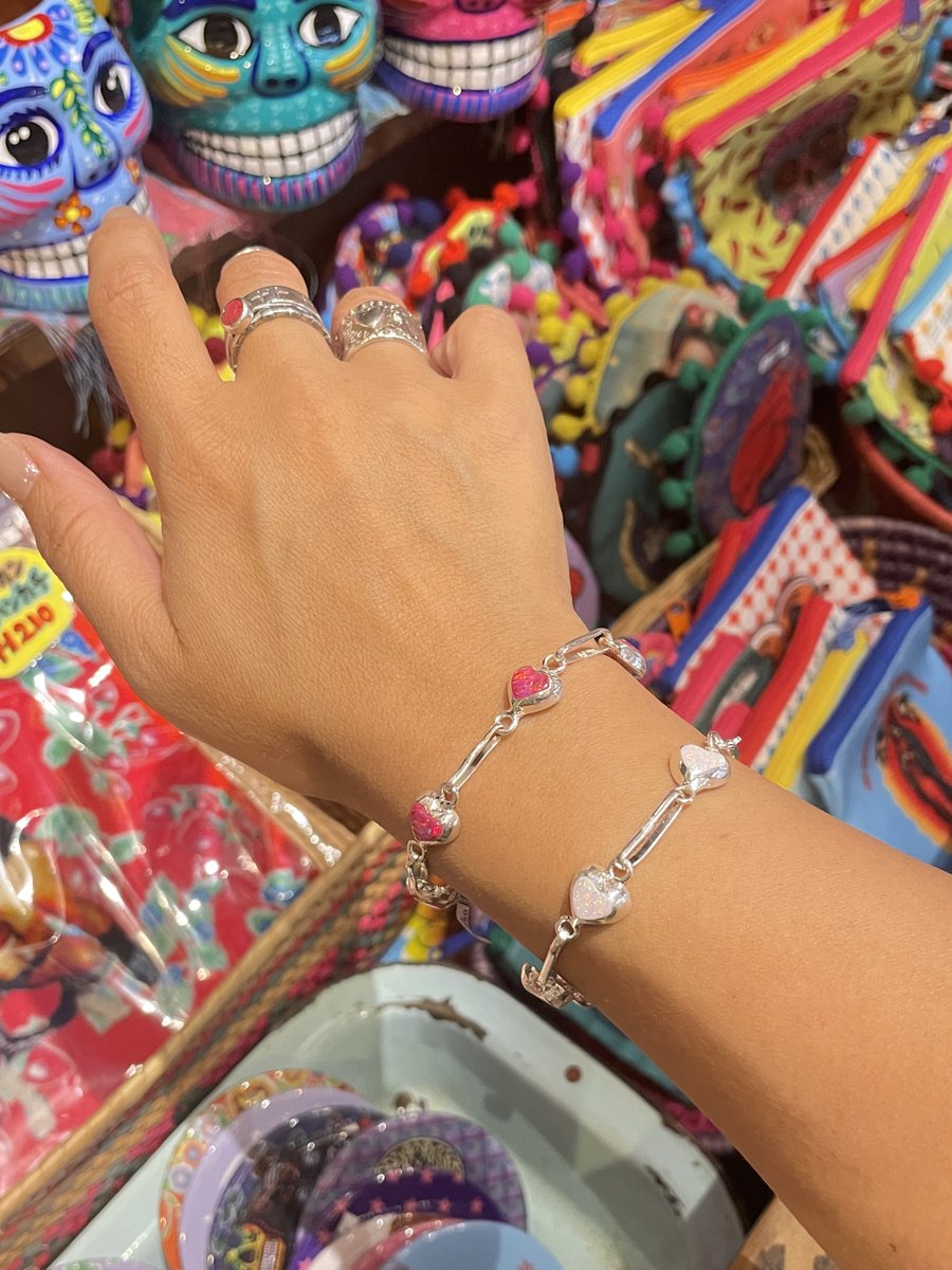 padmexico's tweet photo. アルパカと呼ばれる
白い銅の合金で出来たブレスレットです✨

ハート部分はキラキラ綺麗な加工がされた
レジン(樹脂)で出来ています❤️‍🔥

大体手首周りが17.5cm〜19.5cmまで調節可能🉑
在庫は少なめなので気になる方はお早めに📩

PRICE ¥4,950-taxin

WEB SHOP未掲載の為、DMにてお問合せください💌 https://t.co/ify5kO91Pq