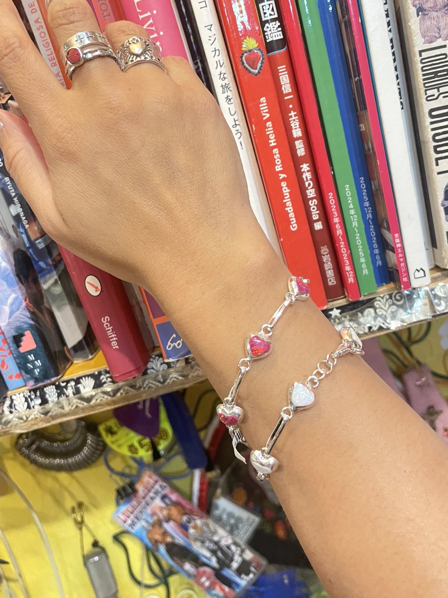 padmexico's tweet photo. アルパカと呼ばれる
白い銅の合金で出来たブレスレットです✨

ハート部分はキラキラ綺麗な加工がされた
レジン(樹脂)で出来ています❤️‍🔥

大体手首周りが17.5cm〜19.5cmまで調節可能🉑
在庫は少なめなので気になる方はお早めに📩

PRICE ¥4,950-taxin

WEB SHOP未掲載の為、DMにてお問合せください💌 https://t.co/ify5kO91Pq