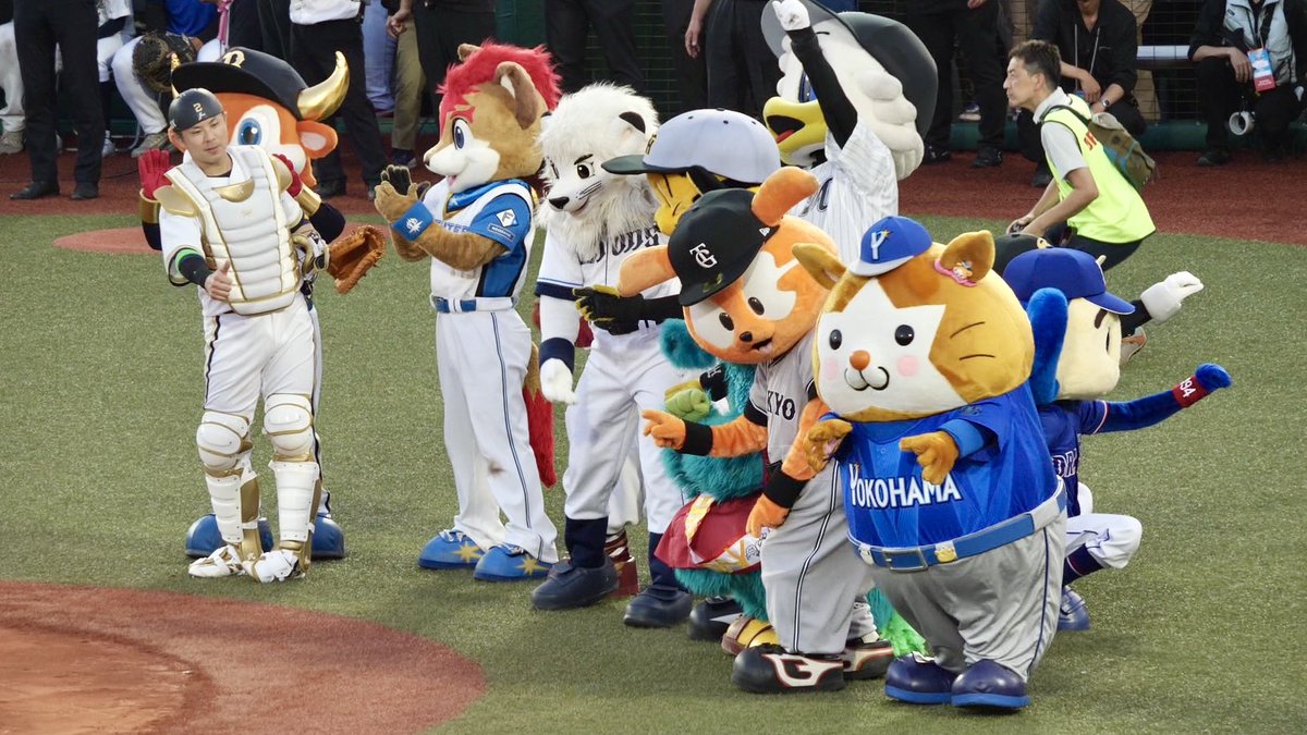 I_Love_BART's tweet photo. マスコットに混ざってストライクポーズしてくれる若月（笑） https://t.co/7Xl0hUwZpf