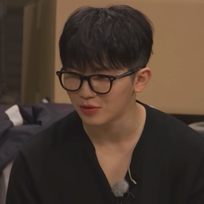 w0o_ny7's tweet photo. 덮머하고 안경, 가디건 조합 너무 좋다 인정? https://t.co/FLsgtmwCgL