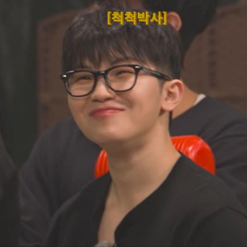 w0o_ny7's tweet photo. 덮머하고 안경, 가디건 조합 너무 좋다 인정? https://t.co/FLsgtmwCgL