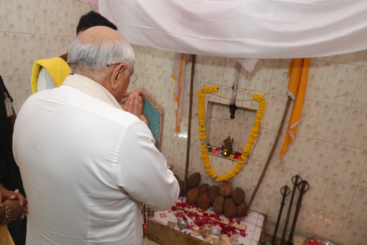 Bhupendrapbjp's tweet photo. ગુરુપૂર્ણિમાના પવિત્ર અવસરે વિજયનગર તાલુકાના ઈટાવડી ગામે બિરાજમાન રામેશ્વર મહાદેવના દર્શન કરી ધન્યતા અનુભવી. મહાદેવના ચરણે શીશ ઝુકાવી રાજ્યમાં જનસુખાકારી, સુખ-શાંતિ અને સમૃદ્ધિ માટે હૃદયપૂર્વક પ્રાર્થના કરી. 

બાપા સુકદેવજી ધામના ગાદીપતિ અને મહંતશ્રીના આશીર્વાદ પ્રાપ્ત કર્યા અને મંદિર દ્વારા ચલાવવામાં આવતી વિવિધ સામાજિક અને ધાર્મિક પ્રવૃત્તિઓ અંગે જાણકારી મેળવી.