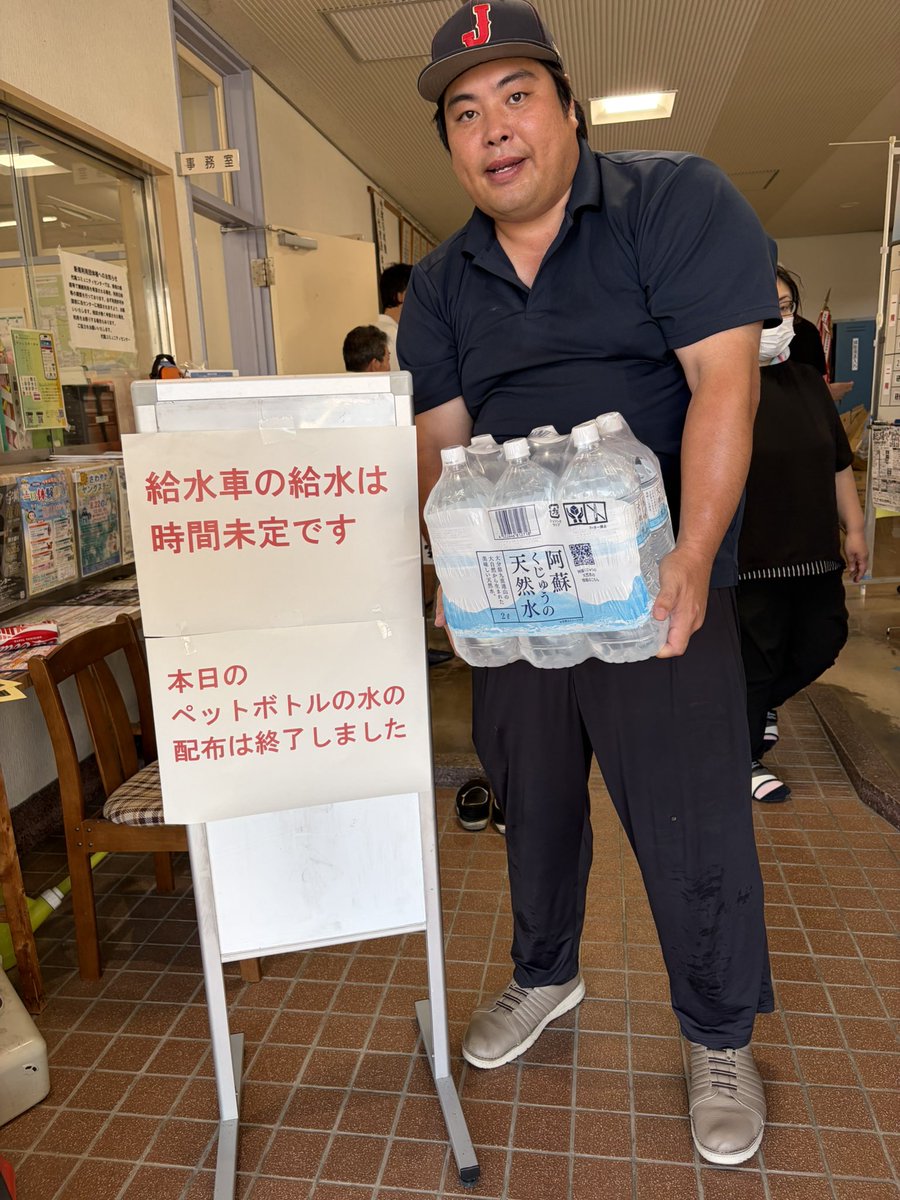 hezuruy's tweet photo. 間に合ったぞ。
施設には水を待つ列が。
並んだのにもうないの？と声が上がる中で水をお届けすることができました。
能登半島で経験しましたが現地に行かねばこういう事は分かりません。
熊本の皆さん自分は叩かれようが明日も明後日も回りますから。
待っていて下さい。 https://t.co/rU0xkvbAfG