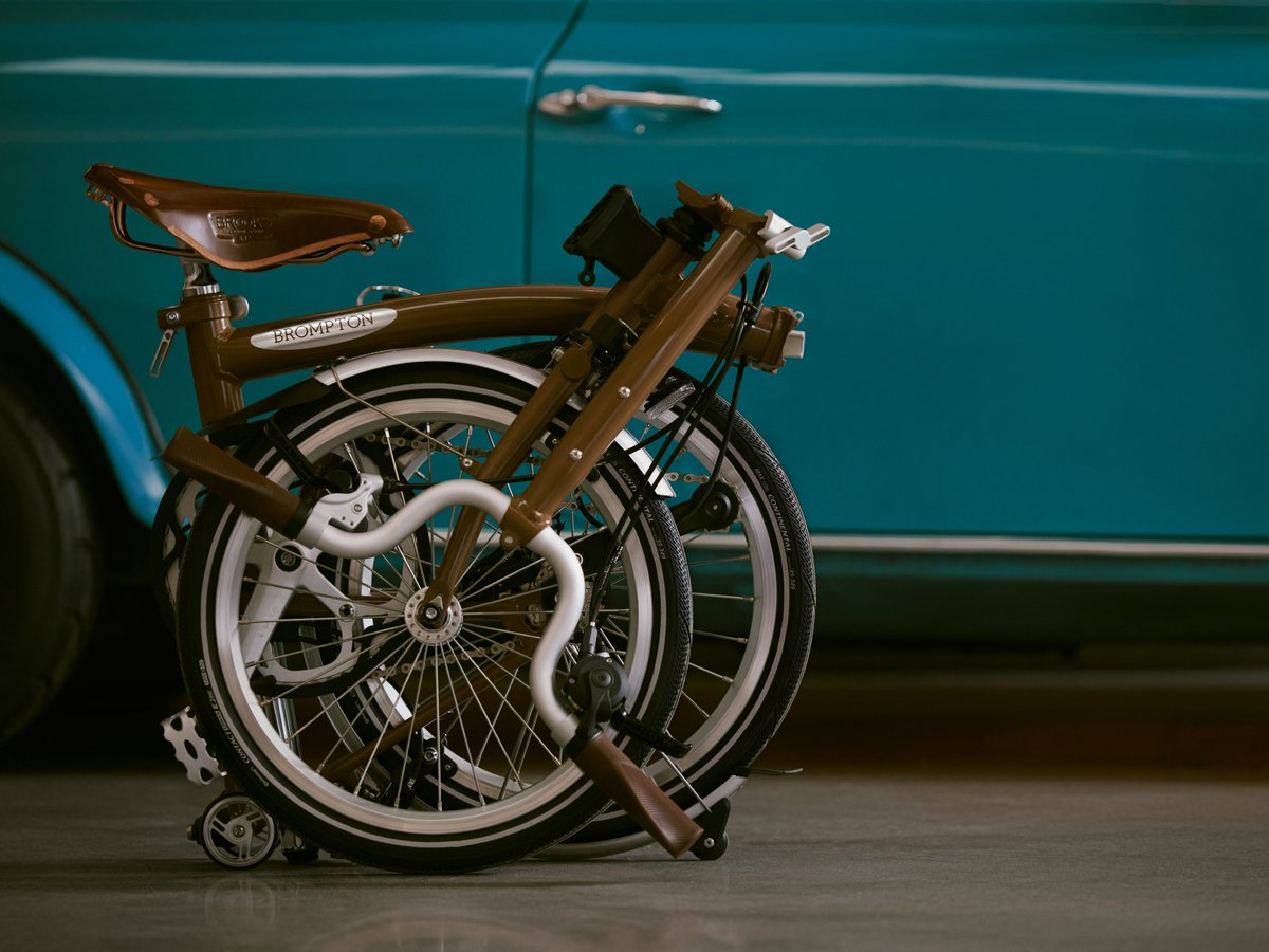 brompton_jp's tweet photo. Classic Edition
英国グランドツアラーの温かみあるレザーインテリアからインスピレーションを得たWalnut Brown。

落ち着きのあるブラウンに、シルバーコンポーネントとBrooksレザーサドルを組み合わせました。

オンラインストアからもご購入いただけます。
https://t.co/PTdyVBzOa8

#ブロンプトン https://t.co/aPt9hwRF01