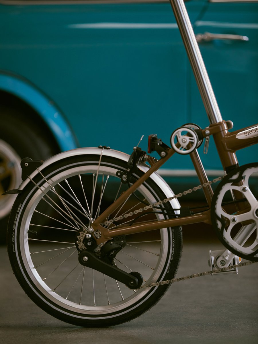 brompton_jp's tweet photo. Classic Edition
英国グランドツアラーの温かみあるレザーインテリアからインスピレーションを得たWalnut Brown。

落ち着きのあるブラウンに、シルバーコンポーネントとBrooksレザーサドルを組み合わせました。

オンラインストアからもご購入いただけます。
https://t.co/PTdyVBzOa8

#ブロンプトン https://t.co/aPt9hwRF01