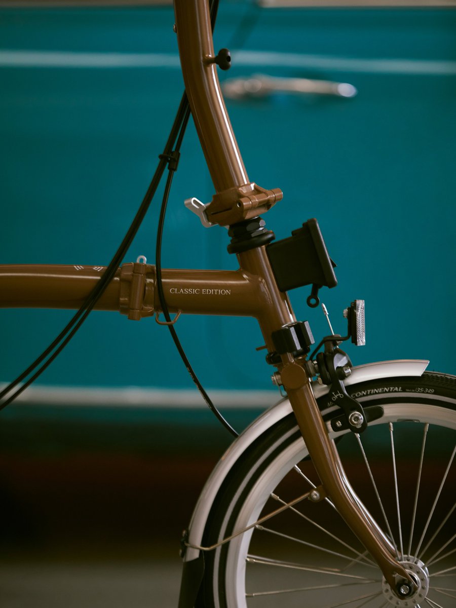 brompton_jp's tweet photo. Classic Edition
英国グランドツアラーの温かみあるレザーインテリアからインスピレーションを得たWalnut Brown。

落ち着きのあるブラウンに、シルバーコンポーネントとBrooksレザーサドルを組み合わせました。

オンラインストアからもご購入いただけます。
https://t.co/PTdyVBzOa8

#ブロンプトン https://t.co/aPt9hwRF01
