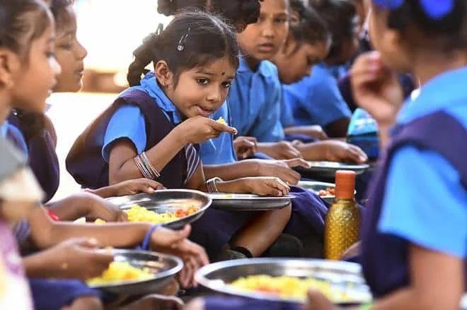 AndhraNexus's tweet photo. 🚨 AP govt is expanding its Smart Kitchen network under the Dokka Seethamma Mid-Day Meal Scheme.

🔸33 new Smart Kitchens worth ₹29.70 crore are being established in Kadapa district, taking the total to 38.

🔸Once operational, they will serve hot, nutritious meals to 1,00,091 students across 1,778 government schools and junior colleges.

🔸Each ₹90 lakh Smart Kitchen features steam-based cooking, RO plants, solar power, biodigesters, CCTV, GPS tracking, and dedicated food transport vehicles.

🔸The new kitchens are expected to become operational in the second week of August, with a third expansion phase already approved for six more locations.
#AndhraPradesh #Welfareschemes
