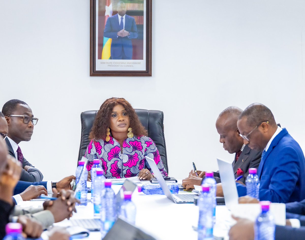 SandraA_JOHNSON's tweet photo. Ce 28 juillet 2026, conformément aux exigences de la feuille de route Togo 2026 -2031 impulsée par S.E.M. le Président du Conseil, j’ai organisé une revue d’ensemble des projets du portefeuille Togo–Banque Mondiale, avec l’ensemble des coordinateurs de projets.

Cette revue nous a permis de nous assurer de la cohérence entre l’état d’exécution, du niveau de décaissement et des réalités observées sur le terrain ; car nos projets, issus du partenariat entre le Togo et la Banque Mondiale, doivent rester fidèles à leurs objectifs initiaux et répondre aux besoins réels des populations.

Nous portons désormais de nouvelles exigences d’efficacité dans la réalisation des projets : plus de rigueur dans le suivi, plus de célérité dans l’exécution, et une vigilance constante sur l’impact concret pour nos concitoyens. 

C’est la ligne fixée par le Président du Conseil pour un Togo plus résilient, plus équitable dans le développement de ses territoires, et mieux préparé aux défis de demain.