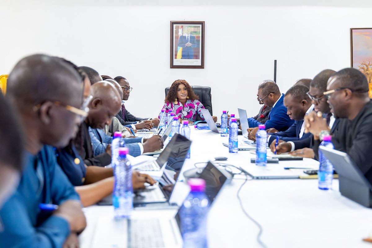 SandraA_JOHNSON's tweet photo. Ce 28 juillet 2026, conformément aux exigences de la feuille de route Togo 2026 -2031 impulsée par S.E.M. le Président du Conseil, j’ai organisé une revue d’ensemble des projets du portefeuille Togo–Banque Mondiale, avec l’ensemble des coordinateurs de projets.

Cette revue nous a permis de nous assurer de la cohérence entre l’état d’exécution, du niveau de décaissement et des réalités observées sur le terrain ; car nos projets, issus du partenariat entre le Togo et la Banque Mondiale, doivent rester fidèles à leurs objectifs initiaux et répondre aux besoins réels des populations.

Nous portons désormais de nouvelles exigences d’efficacité dans la réalisation des projets : plus de rigueur dans le suivi, plus de célérité dans l’exécution, et une vigilance constante sur l’impact concret pour nos concitoyens. 

C’est la ligne fixée par le Président du Conseil pour un Togo plus résilient, plus équitable dans le développement de ses territoires, et mieux préparé aux défis de demain.