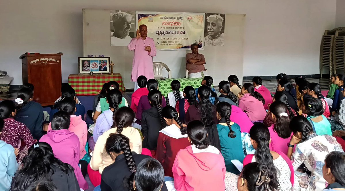 KiranKS's tweet photo. These girls are preparing for NEET. They are a part of Sadhana program run by RSS inspired Rashtrotthana. 

It makes me feel so happy to see these kinds of GenZ girls. Future Doctors! 

They make their families and teachers very proud 🙌 
Unlike some we saw at Jantar Mantar. https://t.co/SpLnmjhu5H
