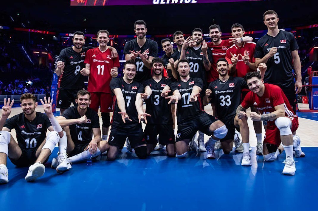 rumiyl's tweet photo. Grup maçlarında geri de düşseniz asla pes etmediniz bu noktaya kendiniz geldiniz. Her ne olursa olsun sahadaki mücadeleniz için teşekkür ederiz efeler gurur duyuyoruz. İnşallah seneye aynı yerde bu kez o yarı final gelicek. Gelişmeye devam 🪬❤️ https://t.co/RKR0m202FA