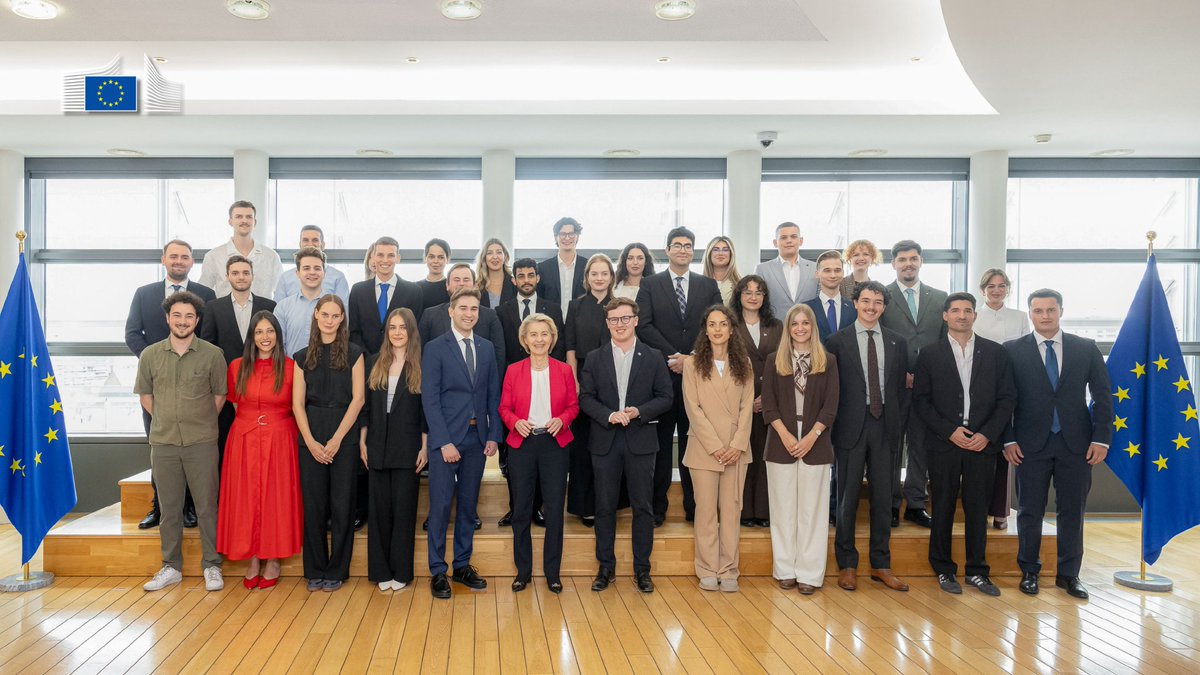 EUinMoldova's tweet photo. 📢 Did you know that Ursula von der Leyen directly consults young people before shaping European policies?

👥 A concrete example is the President's Youth Advisory Board, whose members met with Ursula von der Leyen on July 22, 2026, to contribute ideas for the future of the younger generation and present their priorities for the post-2027 period.

🌐 The board's second meeting brought together 33 representatives from across Europe, including from the Republic of Moldova and other candidate countries, who put education, employment, mental health, affordable housing, climate, and democratic participation on the agenda.

💡 Their opinions and recommendations are already actively contributing to European debates. Among them is children's safety online.

🔗 Learn more about the European Commission President's Youth Advisory Board here: https://t.co/GXNhz2usYr

Photo credit: @EuropeanYouthEU