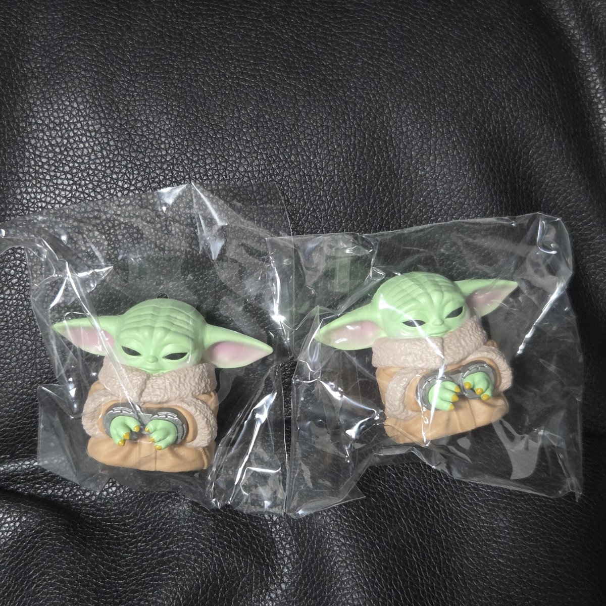 fCY4D4Z's tweet photo. マンダロリアン　スターウォーズ　ポップアップ　グローグー　ソフビ　交換

【譲】写真1枚目

【求】写真2枚目赤丸

被ってしまったので、都内手渡し(新宿、渋谷、池袋あたり)で交換していただける人探してます😭😭
お気軽にご連絡ください！！🙇‍♀️🙇‍♀️ https://t.co/pO7qXADvbW