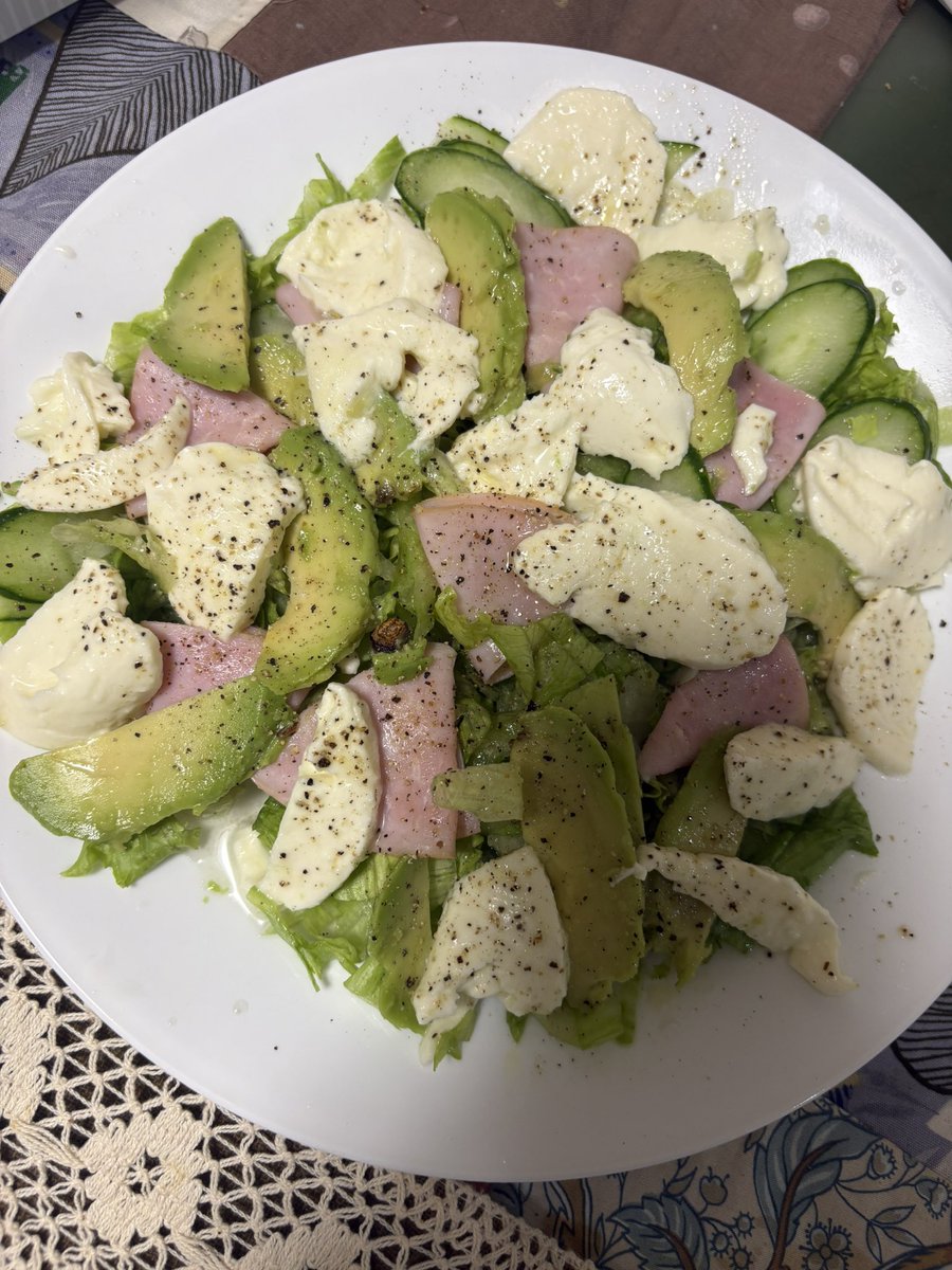 sumirechanlive's tweet photo. アボカド×モッツァレラ×ハムのサラダ作りました🥗
シンプルだけど、この組み合わせが大好き🥑🧀
美味しく食べて、明日も頑張ろう💕 https://t.co/nsxsVPjaYb