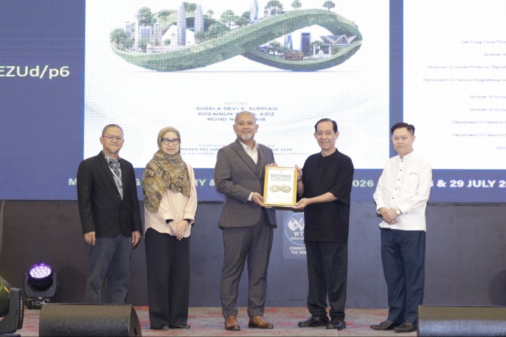ukm_my's tweet photo. 𝐒𝐢𝐝𝐚𝐧𝐠 𝐊𝐞𝐦𝐮𝐧𝐜𝐚𝐤 𝐌𝐀𝐏𝐀𝐍 𝐄𝐒𝐆 𝟐𝟎𝟐𝟔 𝐋𝐚𝐧𝐜𝐚𝐫 𝐃𝐮𝐚 𝐁𝐮𝐚𝐡 𝐁𝐮𝐤𝐮

Sidang Kemuncak MAPAN ESG 2026 hari ini menyaksikan pelancaran dua buah buku iaitu Beyond Compliance: Practical Pathways to Sustainability, Resilience and Value Creation serta Integration of ESG Principles in Halal Industry.

Majlis pelancaran telah disempurnakan oleh Pro-Naib Canselor Penjanaan dan Prasarana UKM, Prof. Sr. Ts. Dr. Adi Irfan Che Ani.

Beyond Compliance: Practical Pathways to Sustainability, Resilience and Value Creation merangkumi pelbagai topik seperti pelaporan iklim, ESG, kewangan hijau, tadbir urus, kecerdasan buatan (AI), ekonomi kitaran dan penciptaan nilai lestari. 

Sementara itu, Integration of ESG Principles in Halal Industry mengetengahkan penerapan prinsip ESG dalam industri halal sebagai pemangkin kepada pembangunan mampan.

Penerbitan yang dilancarkan hari ini diharapkan terus memberi manfaat kepada negara, serta memperkasa kedudukan Malaysia sebagai sebuah negara yang memimpin pembangunan mampan berasaskan ilmu, integriti dan kerjasama strategik.

Hadir sama, Penaung MAPAN, Prof. Emeritus Tan Sri Dato’ Dr. Dzulkifli Abdul Razak; Pengasas dan Pengerusi MAPAN, Dr. Ben Ong Joo Hock.

#Tekad57 
#UniversitiKebangsaanMalaysia
#ImanIlmuAmal
#UKM
#UKMSharing