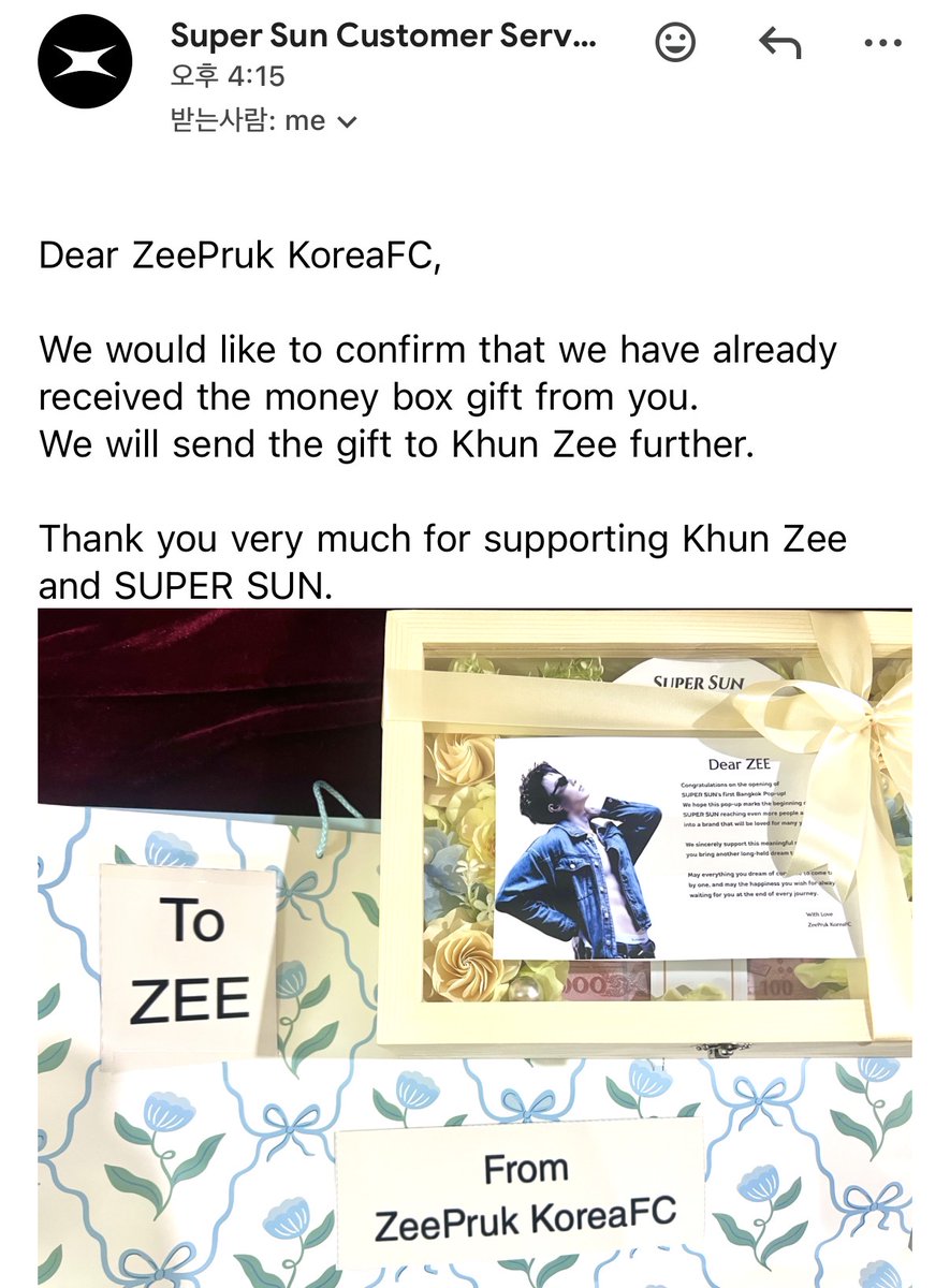 ZeePruk_koreaFC's tweet photo. 🎁 SUPER SUN Bangkok Pop-up 축하 Money Box 선물 🎁

오는 7월 31일부터 8월 9일까지 진행되는 SUPER SUN의 첫 Bangkok Pop-up Store 오픈을 기념하여
Zee에게 축하의 마음을 담은 Money Box를 선물하였습니다.

팝업 기간 동안 많은 방문객이 예상되는 만큼
선물은 원활한 전달을 위해 팝업 오픈에 앞서 SUPER SUN 사무실로 전달되었습니다.

이번 Bangkok Pop-up을 시작으로 SUPER SUN이 더욱 많은 사랑을 받으며 성장하는 브랜드가 되기를 진심으로 응원합니다.

멋지게 준비될 SUPER SUN Bangkok Pop-up Store에 많은 관심과 방문 부탁드리며
앞으로도SUPER SUN과 Zee의 행보에 응원을 부탁드립니다💙

and Celebrating @ssupersun and Our Precious @zee_pruk

#SUPERSUN
#SUPERSUNPOPUPINBKK
#ZeePruk #Zunshine
