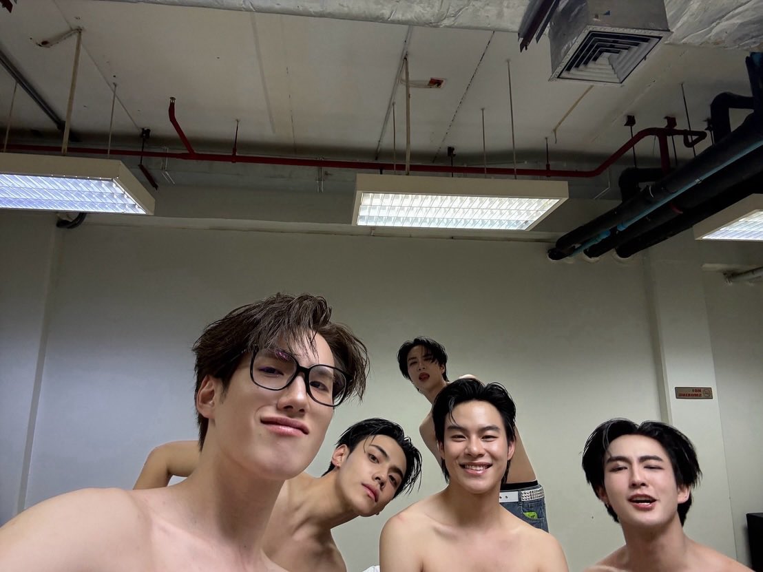 TyKkhun's tweet photo. พุพุ ห้ามโต!😭😭😭แม่หวง ฮือออ โป๊อะ https://t.co/qXVkh5y2ic
