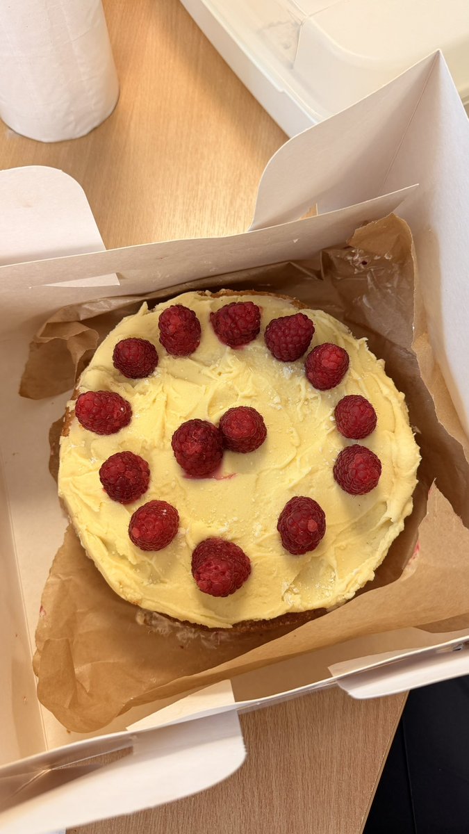 sunfl0wer369's tweet photo. the doctor on my ward made me a cake for my last week :(((( https://t.co/mOxWHtGt4T