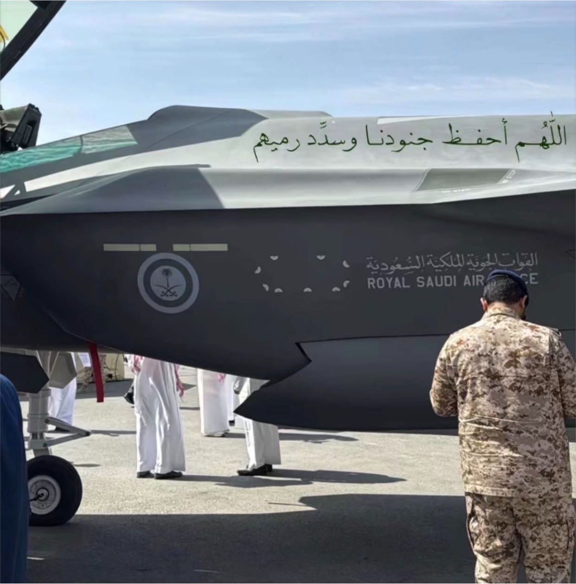z_3nzi's tweet photo. #القصف_السعودي

خلف كل مواطن آمن، رجالٌ يسهرون ويحرسون ويضحّون. 
شكرًا لكل جندي سعودي جعل حماية الوطن شرفًا، وخدمة الأرض والقيادة عهدًا لا يتغير. 🤍🇸🇦🇸🇦 https://t.co/TpovlfD5hK
