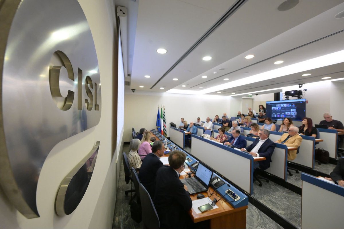 CislNazionale's tweet photo. Oggi la Segretaria Generale della #Cisl, #DanielaFumarola, ha aperto con il suo intervento i lavori del Coordinamento Previdenza e Fondi Pensione, presso la sede nazionale di Via Po. Un appuntamento importante per fare il punto sul lavoro svolto e definire la linea d’azione in vista dell’imminente sessione di bilancio e delle sfide del 2027. «Al Governo chiediamo un confronto organico sul futuro del sistema previdenziale, perché l’adeguatezza delle pensioni, l’invecchiamento della popolazione e il rapporto tra previdenza pubblica e complementare non possono essere affrontate con interventi episodici», ha affermato Fumarola. “Lo faremo difendendo il primo e il secondo pilastro, l’autonomia della contrattazione, il ruolo dei fondi negoziali e investendo sempre di più sulla competenza e sulla partecipazione. Perché costruire un sistema previdenziale più equo e più solido significa rafforzare la fiducia delle persone nel futuro e, con essa, la coesione della nostra comunità».

#Previdenza #FondiPensione #LeggeDiBilancio #Partecipazione