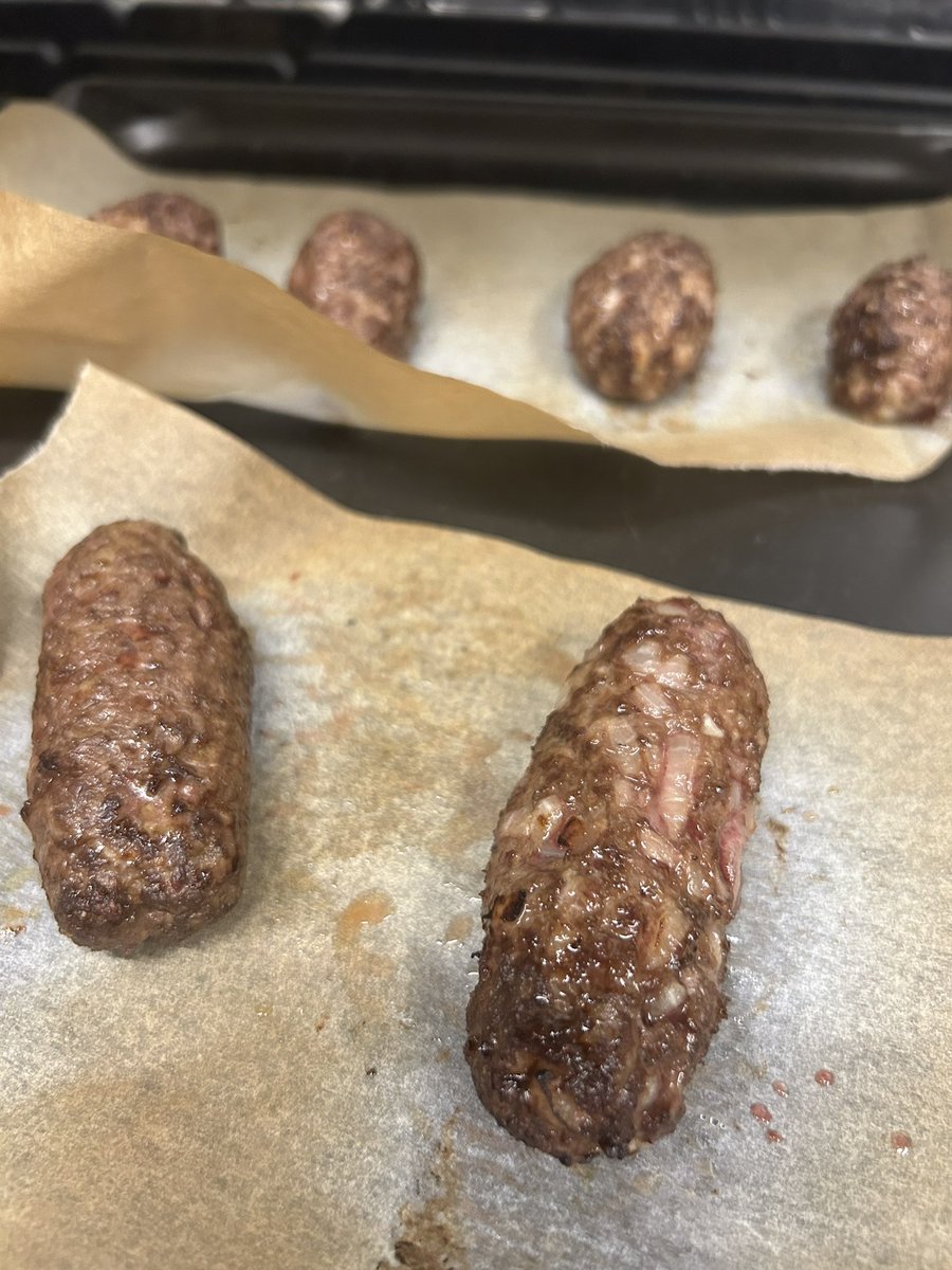 hatonikuya's tweet photo. 新商品開発！
鳩様の胸肉挽肉にして、つくねを作ってみました。何種類かの挽肉で合挽きを試作して食べてみましたが、鳩様100%がやはり1番美味しい🤤確定👍 https://t.co/PyYJY6jDkP