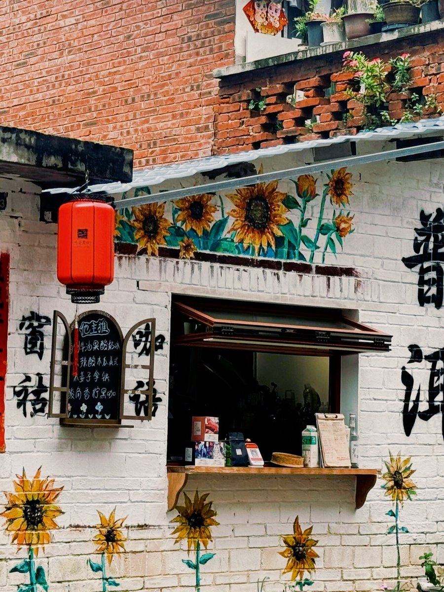 SabrinaSca61826's tweet photo. Chanced on a sun-drenched street corner today—old men laughing over coffee, a stray cat napping on a wall, and the soft hum of a neighborhood’s quiet rhythm. Perfect little unplanned moment. https://t.co/X8oQyRhIJu