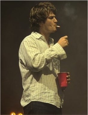 DJOLLANOV's tweet photo. born too late to see dinosaurs, too early to see flying cars but just in time to see joe keery smoking a cigarette on stage https://t.co/9LdzVWbx48