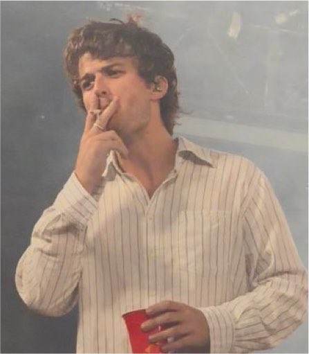 DJOLLANOV's tweet photo. born too late to see dinosaurs, too early to see flying cars but just in time to see joe keery smoking a cigarette on stage https://t.co/9LdzVWbx48