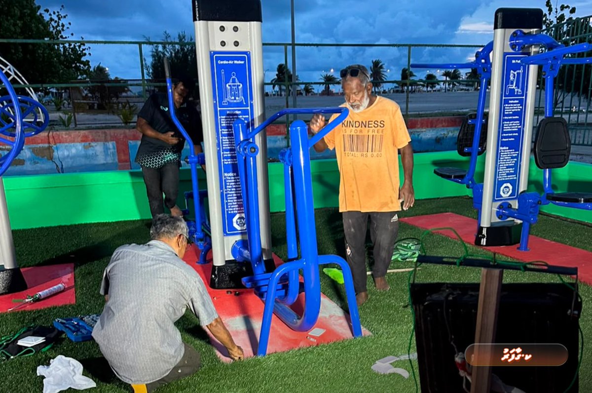 rdcmaldives's tweet photo. ޕަބްލިކް ސެކްޓަރ އިންވެސްޓްމަންޓް ޕްރޮގްރާމްގެ ދަށުން ކ. ގާފަރުގައި ތަރައްޤީކުރަާ އައުޓްޑޯ ޖިމްގެ މަސައްކަތްތަކުގެ ތެރެއިން މިހާރު ކުރިއަށްދަނީ ކަސްރަތު ކުރުމަށް ބޭނުންކުރާ އާލާތްތައް ހަރުކުރުމުގެ މަސައްކަތް.
#TeamRDC https://t.co/vpuZ4g3K8T