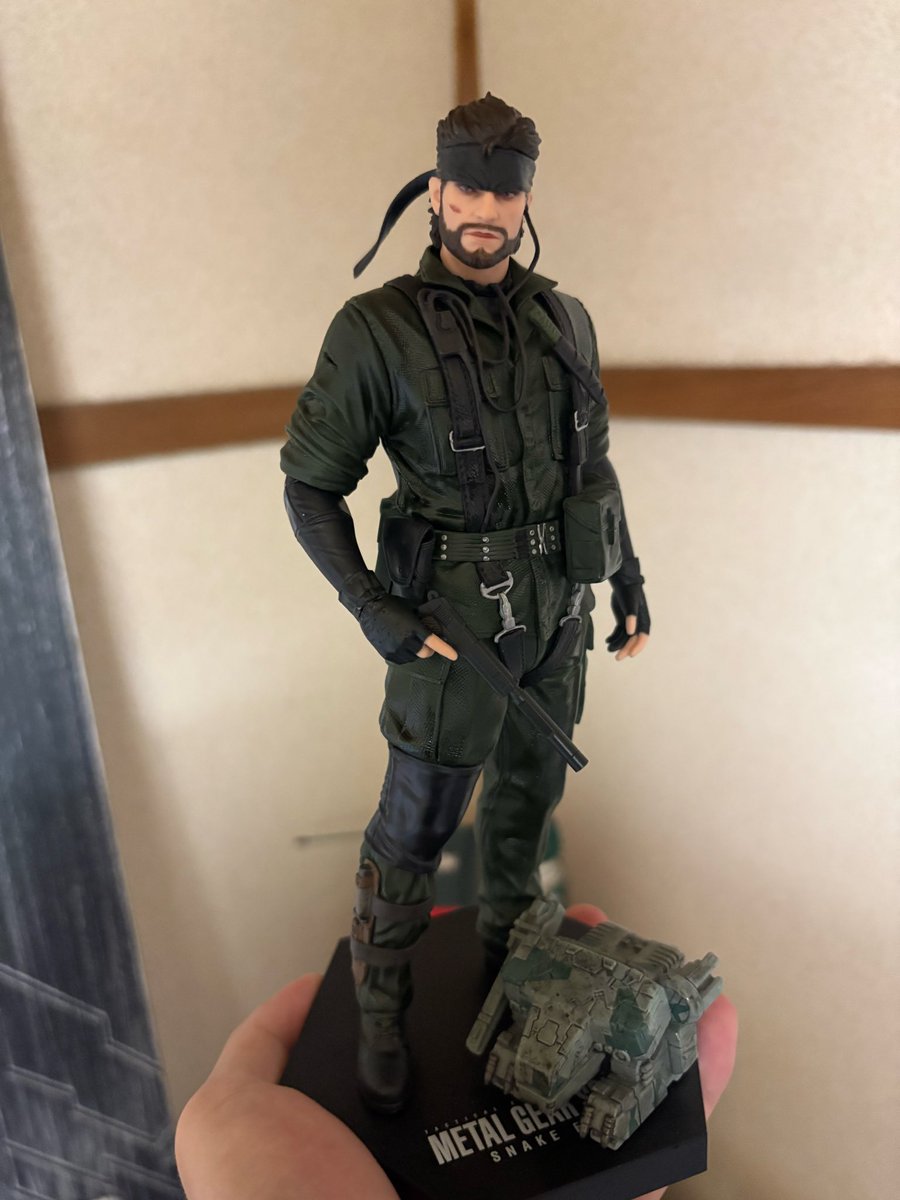 TAKAMASHIN1's tweet photo. スネークのプライズ、メタルギアを添えて
メタルギア4早くやりたい https://t.co/Vb6rzWmtqC
