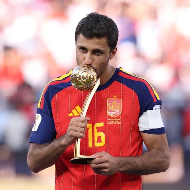 TransferBreak1's tweet photo. 🚨𝐁𝐑𝐄𝐀𝐊𝐈𝐍𝐆: Real Madrid have opened 𝐃𝐈𝐑𝐄𝐂𝐓 𝐓𝐀𝐋𝐊𝐒 with Manchester City over a potential move for Rodri.

• Initial discussions have already taken place between the two clubs.

• Florentino Pérez has approved the move after months of interest.

@FabrizioRomano https://t.co/L0DWyllbtR