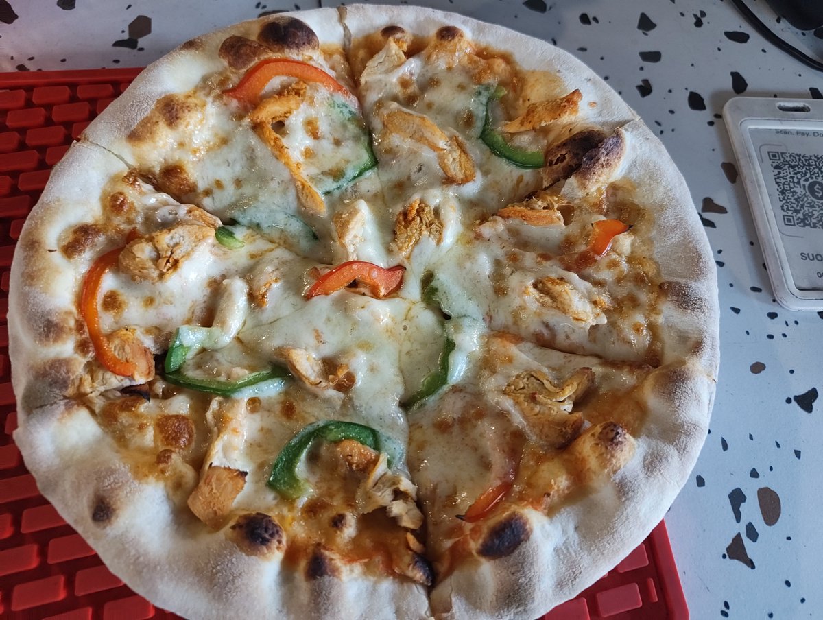 hiraeth's tweet photo. 今日は午後はオフ。買い物ついでに、ピザ食いながらビール飲んでる。

今、日本人っぽいひとが通った。むこうもおれのことを見て、そう思ったみたいな表情。

プノンペン在住の日本人は、減っているみたいね。自分はいつも郊外にいるので、よくわからん。 https://t.co/manvPvlic0