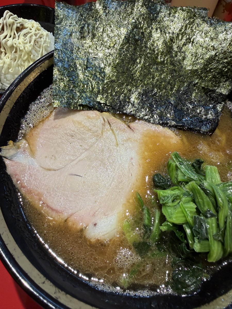 NishibonCh's tweet photo. #カズ家 #王道家 #大森 
やっぱ家系ラーメンが���き❤️🍜

ラーメン並普通+半ライス🍚😋
一口目から醤油のガツンと来る感じ‼️鶏油の香りと豚骨のボトム感😋🍜‼️チャーシューの薫香とほうれん草😋‼️短めの中太麺‼️海苔巻きライス🍚御馳走様でした‼️😋🍜🍚 https://t.co/ehX8jThcmt