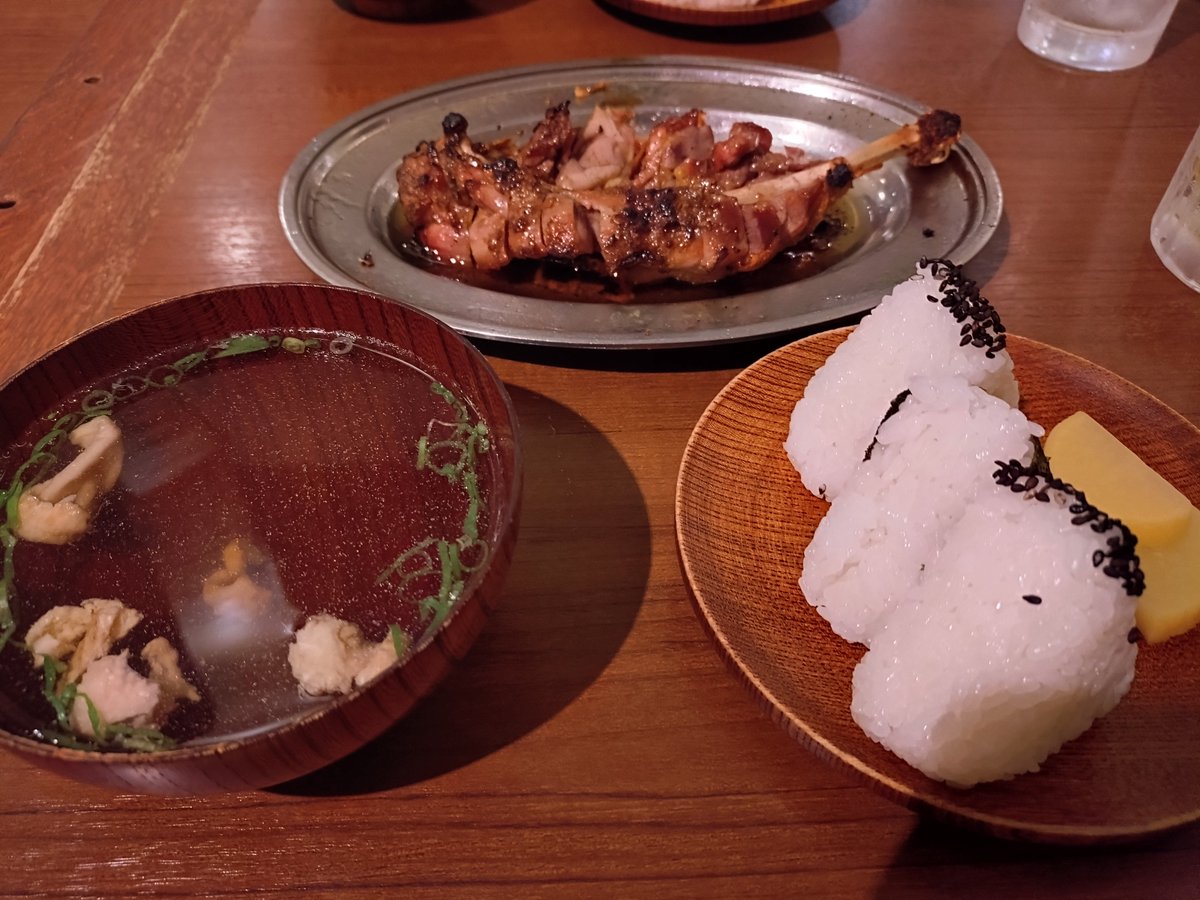 fukukubo's tweet photo. 高松市内の骨付き鶏で有名な「一鶴」へ。親鶏をいた���きました。生ビールにあう！噛み応えがあって、噛めば噛むほど旨味が…お酒が進みました。
#一鶴　#生ビール　#高松 https://t.co/VicMwfLblT