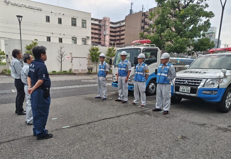 sakai_suichan's tweet photo. 堺市は、昨日発生した「令和8年熊本地震」の被災地支援のため、日本水道協会からの派遣要請に基づき、応急給水支援を行う部隊（給水タンク車1台と先導車1台、職員4名）を、熊本市へ派遣しました。
現地では、断水によりお困りの方々に少しでも多くの水をお配りできるよう力を尽くします。 https://t.co/J0s1UdYmOZ