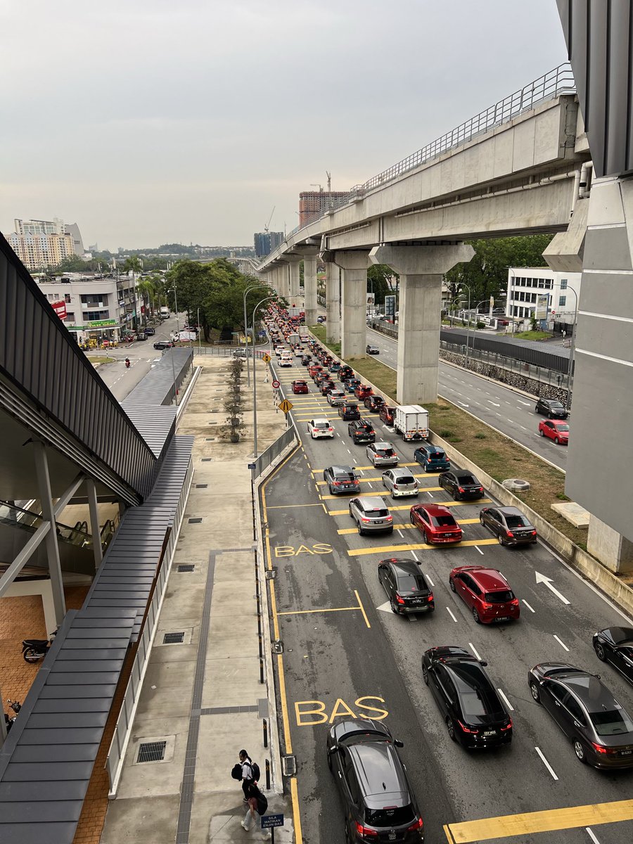 annoyedmsian's tweet photo. I thought the LRT3 opening will solve the jam at Persiaran Kerjaya between Glenmarie &amp; Shah Alam but I was so wrong. 

Why are these people not taking the LRT to skip this horrendous jam? Just curious. https://t.co/EOutPT2MAA