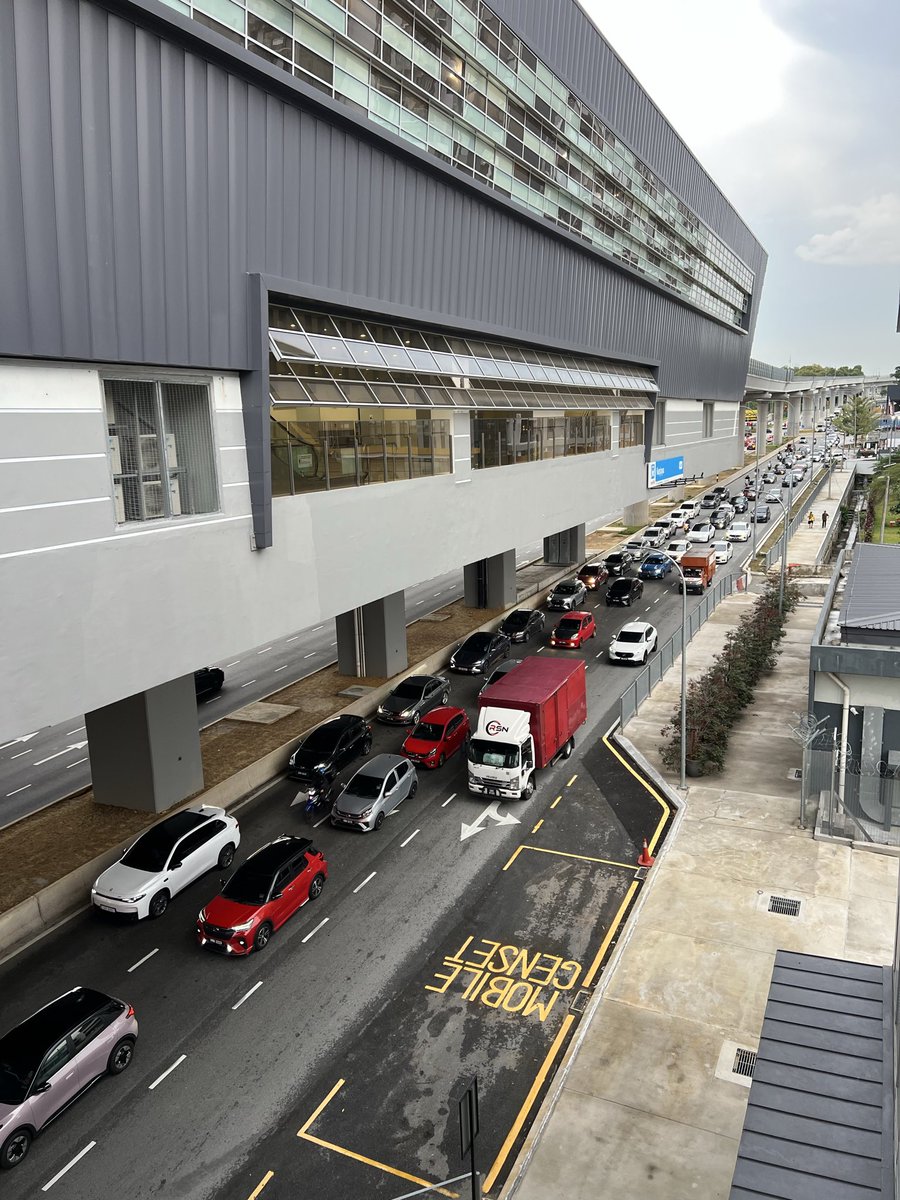 annoyedmsian's tweet photo. I thought the LRT3 opening will solve the jam at Persiaran Kerjaya between Glenmarie &amp; Shah Alam but I was so wrong. 

Why are these people not taking the LRT to skip this horrendous jam? Just curious. https://t.co/EOutPT2MAA