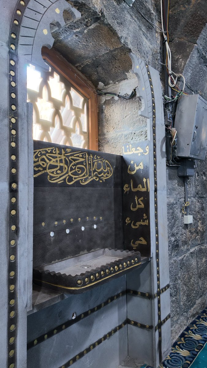 syrien_1libre's tweet photo. Depuis la mosquée Al-Omari, à Deraa al-Balad, est devenue le symbole du début de la révolution syrienne.

Par la suite, la mosquée a servi de point de rassemblement pour les manifestants, mais aussi de refuge et de centre de soins pour les blessés. Elle a ensuite été assiégée et prise d’assaut par les forces du régime, devenant l’un des symboles les plus marquants des débuts de la révolution syrienne.
