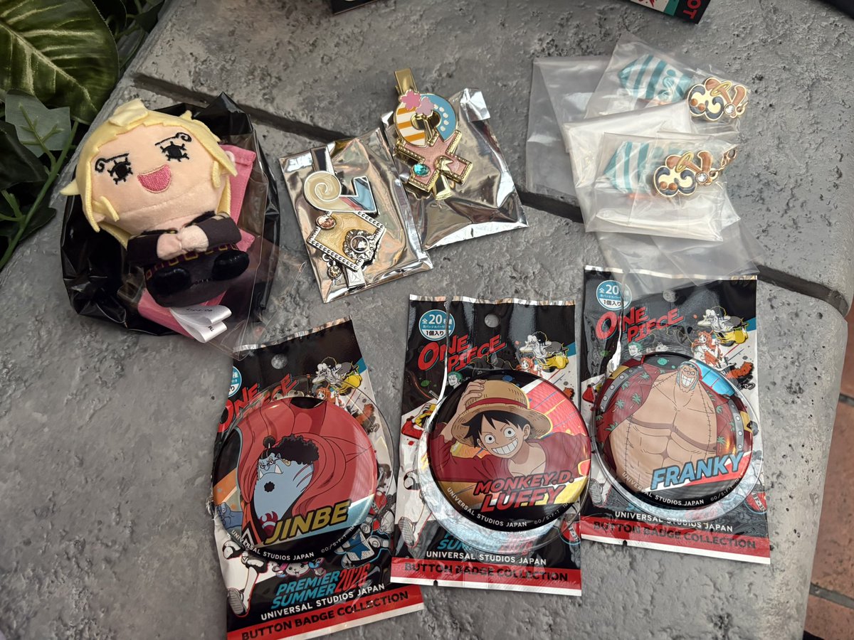 risa_usj's tweet photo. 【交換】usj ワンピース

コレクタブルマスコット
譲　デュバル
コレクタブルヘアピン
譲　チョッパー、ジンベエ
缶バッジ
譲　ルフィ、ジンベエ、フランキー
コレクタブルチャーム
譲　ナミ×2

求→サンジ、ゾロ、定価

ただいまパーク内におります、検索からもよろしくお願いします。 https://t.co/vzbYc9yJT8