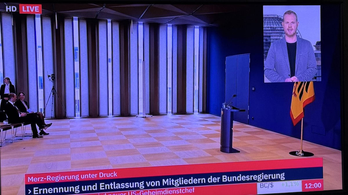 larsfromberlin's tweet photo. #MerzKannEsNicht 

Gegen das Grundgesetz. Mit Chaos im Regierungsapparat wird ein teils neues Kasper Kabinett „vereidigt“, ohne den Bundestag einzuberufen. Wann hat es sowas schon einmal gegeben…… https://t.co/C27baMkTBb