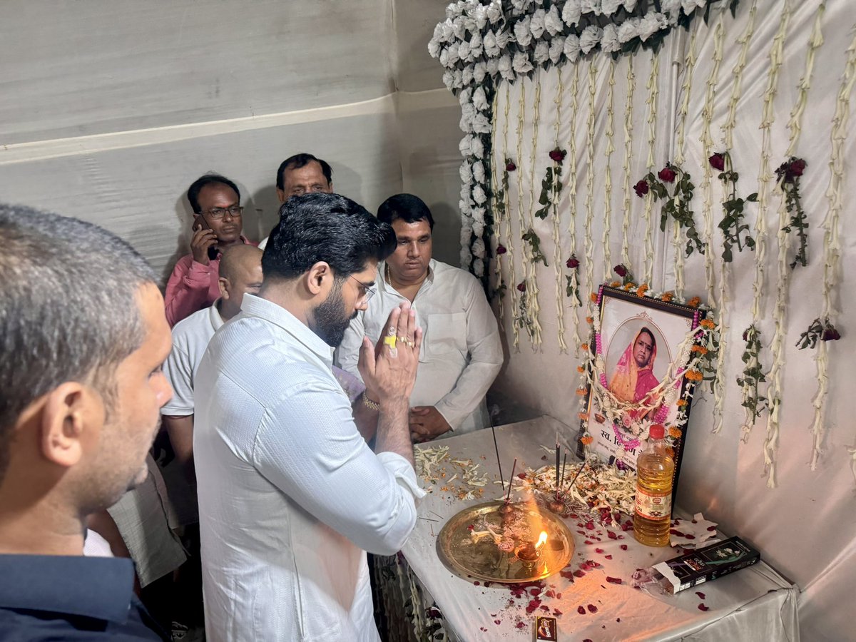 princerajpaswan's tweet photo. समस्तीपुर संसदीय क्षेत्र अंतर्गत कल्याणपुर में रालोजपा के प्रखंड अध्यक्ष श्री मनोज कुमार ठाकुर जी की धर्मपत्नी श्रीमती किरण देवी जी के आकस्मिक निधन पर उनकी स्मृति में आयोजित श्रद्धांजलि सभा एवं शांति भोज में शामिल होकर पुण्यात्मा को पुष्पांजलि अर्पित किए।
परमेश्वर उनकी आत्मा को अपने श्री चरणों में स्थान प्रदान करें! 🙏