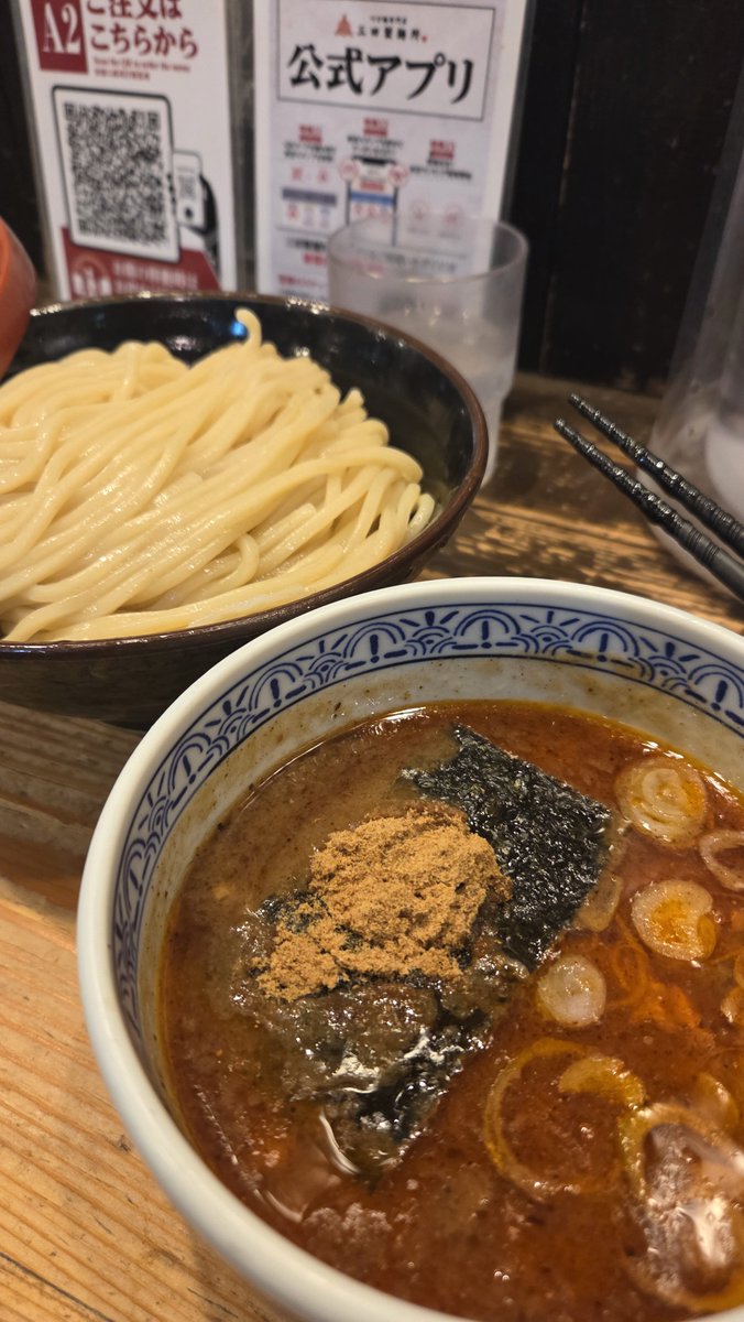 pkunmita's tweet photo. こんばんは 
くらトラ🐯です。

『旨辛つけ麺』
　　@三田製麺所

カーモンベイビー旨辛🔥

暑いからこそ辛いもの 
そんな謎な理論が発動🌶️

ズールズルと麺を食べると
辛みの奥に旨味があって
モチモチ麺との相性💮

汗が止まらん… 
箸も止まらん🤣
それでも追撃の七味💦

辛い、旨い！
これぞ、旨辛の魔力

#絶対に譲れねぇ
#8月を準備中
#らしさ全開
#シゲキある毎日を