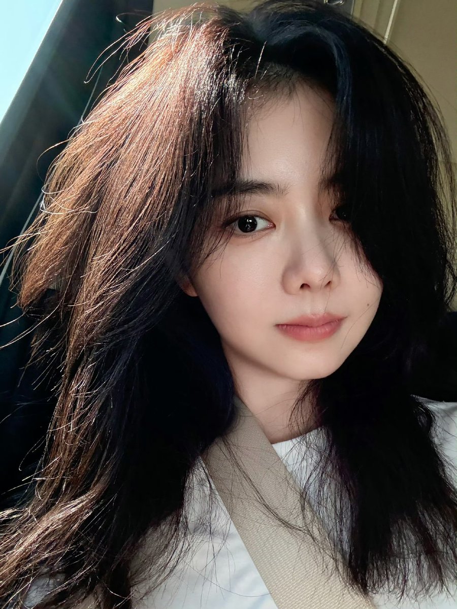 forsongyun's tweet photo. #TanSongyun studio update!
— 📣 Attention, everyone!
Fresh selfies have just landed 🤳💛
The queen of amazing hair is back, cooling down the summer one selfie at a time. 🌿✨
Failure to save these selfies immediately is not an option. 🥹💕
#谭松韵 #SevenTan https://t.co/bQdTla9Vt4