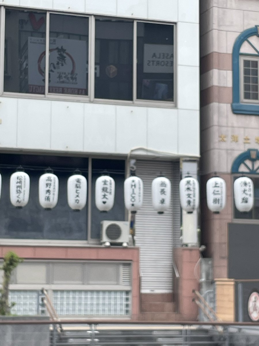 HICO_orihime's tweet photo. 本日はなんば側から見てきました🏮
アルファベットと★が目立つのでなんば側からも見つけやすいです。
まだまだ暑い日が続きますが大阪に来られた際はぜひ見に行ってみてください🌻
期間:7/1から8/31 まで
点灯タイミング:19時から26時
最寄り駅:なんば駅(徒歩5分程度)
#HICO
#道頓堀川万灯祭2026 https://t.co/jWBMc6hjqr
