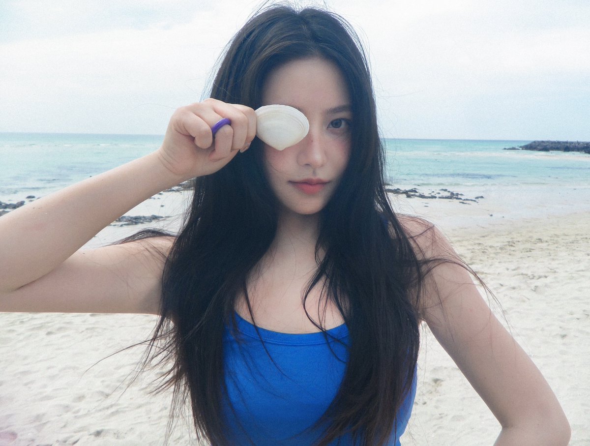RVsmtown's tweet photo. 🐚🙂🐚😉

#RedVelvet #YERI
#VelvetSummer #RedVelvet_VelvetSummer https://t.co/NmjXcbqB9d