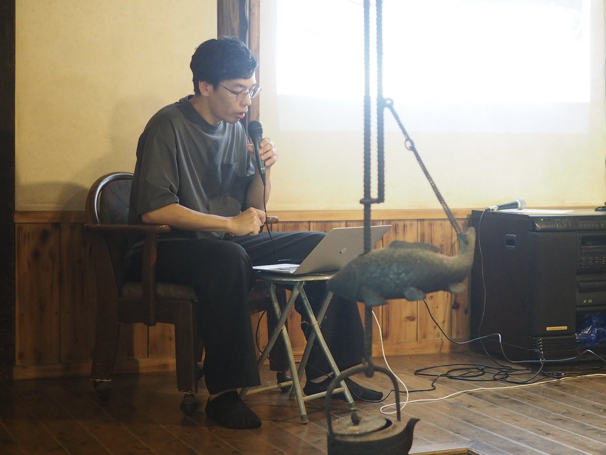_taka_0130's tweet photo. 先日開催した養老孟司さんとの対談風景を撮っていただきました。
ギリギリの告知にも関わらず定員数以上の方が聞きに来てくれたり心強かったです！
興味深いお話しや、物事を見る視点を変えるようなお言葉を1番近い距離で聞けた事が大変光栄でした。

撮影　BELAY https://t.co/drwaZvdvCN