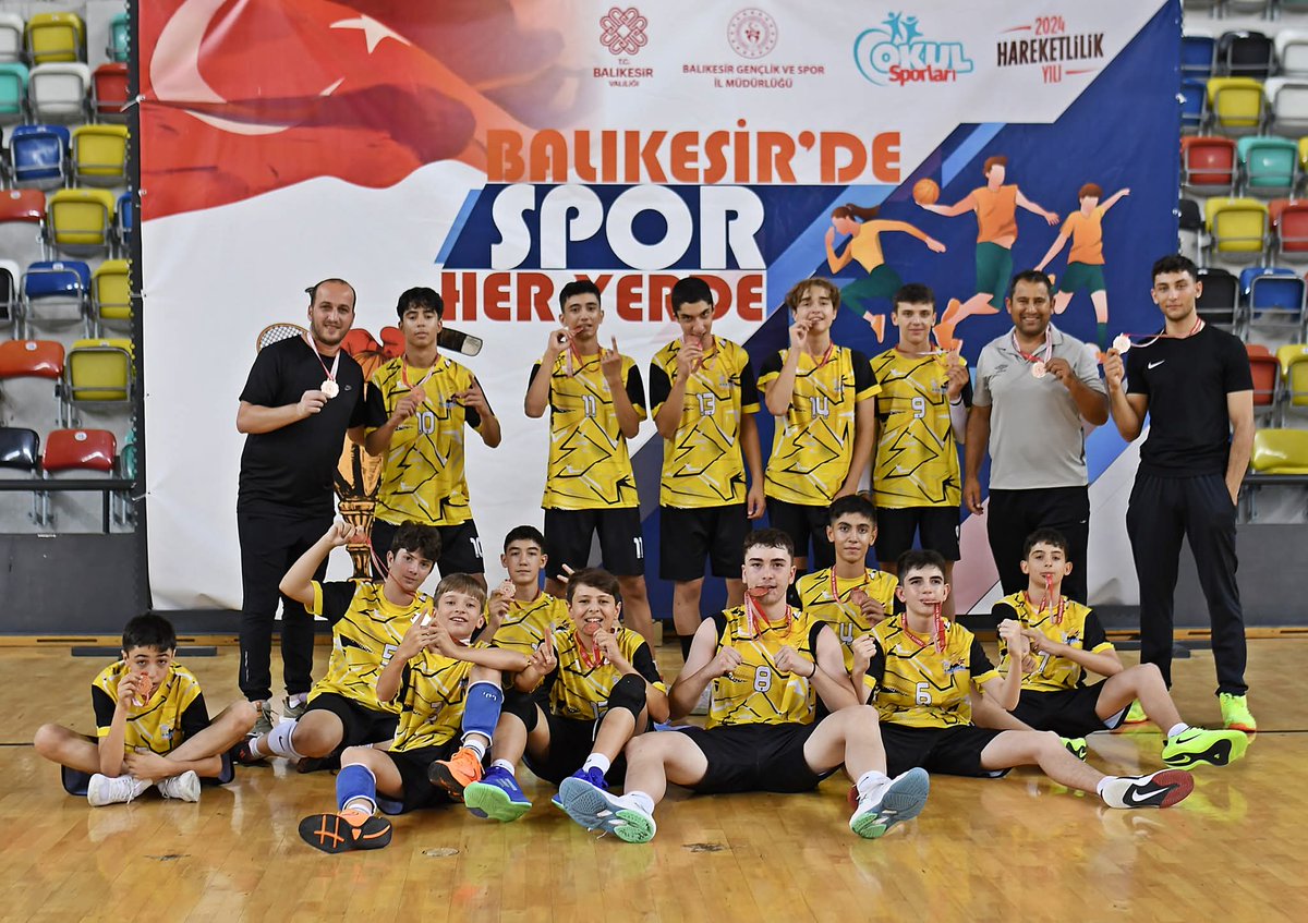 GSB_Manisa's tweet photo. 🏐 Balıkesir’de düzenlenen Anadolu Yıldızlar Ligi Voleybol 2. Etap Grup Müsabakaları’nda mücadele eden Manisa İl Karması Erkek Takımımız, grubunu lider tamamlayarak Türkiye Finalleri’ne katılmaya hak kazandı. Sporcularımızı ve antrenörlerimizi tebrik ediyor, Türkiye Finalleri’nde başarılar diliyoruz. 👏