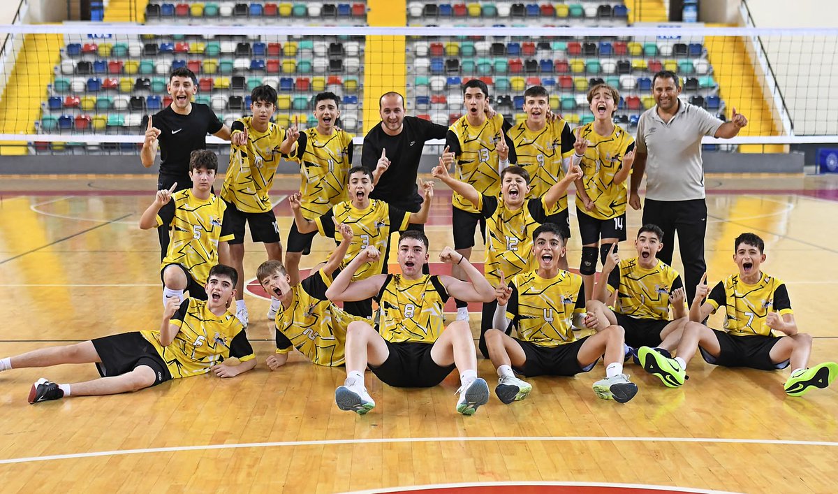 GSB_Manisa's tweet photo. 🏐 Balıkesir’de düzenlenen Anadolu Yıldızlar Ligi Voleybol 2. Etap Grup Müsabakaları’nda mücadele eden Manisa İl Karması Erkek Takımımız, grubunu lider tamamlayarak Türkiye Finalleri’ne katılmaya hak kazandı. Sporcularımızı ve antrenörlerimizi tebrik ediyor, Türkiye Finalleri’nde başarılar diliyoruz. 👏